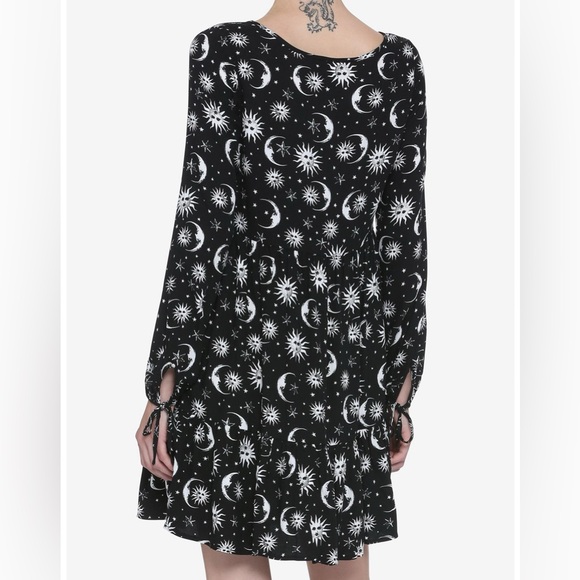 Hot Topic Black & White Celestial Long-Sleeve Empire Waist Juniors Mini Dress - Picture 8 of 10